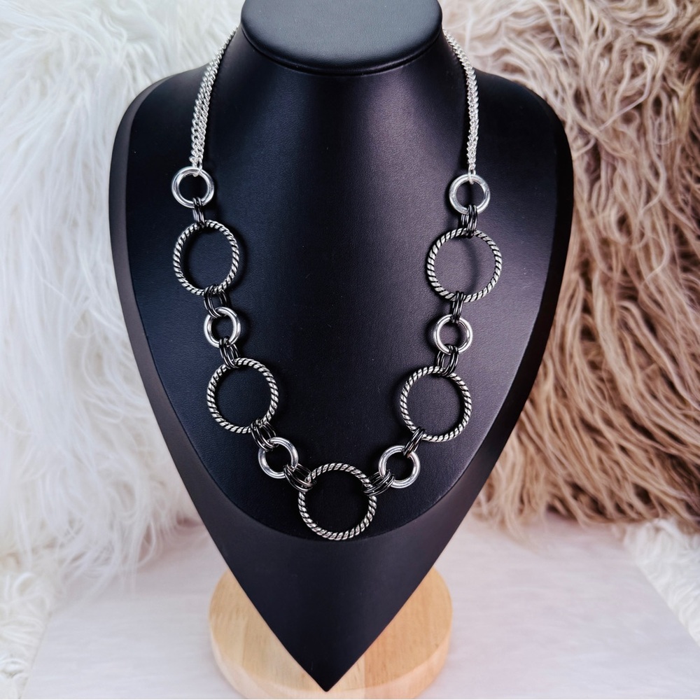 Black and Silvertone, chain-link lightweight Necklace - Picture 8 of 9